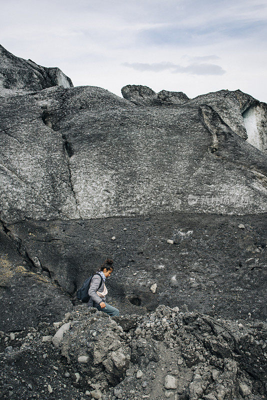 十几岁的女孩探索荒野和偏远的地方在冰岛，Fjallsjökull, Asturland，冰岛，欧洲